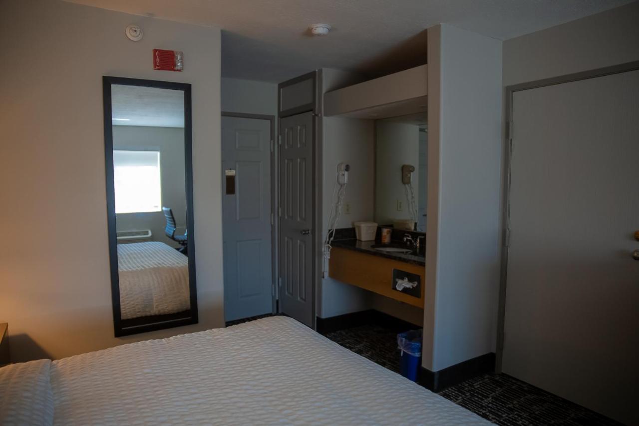 Hotel Clarion Pointe Indianapolis Airport Plainfield Exterior foto